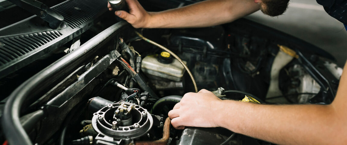 technician-of-car-engine-verificacao